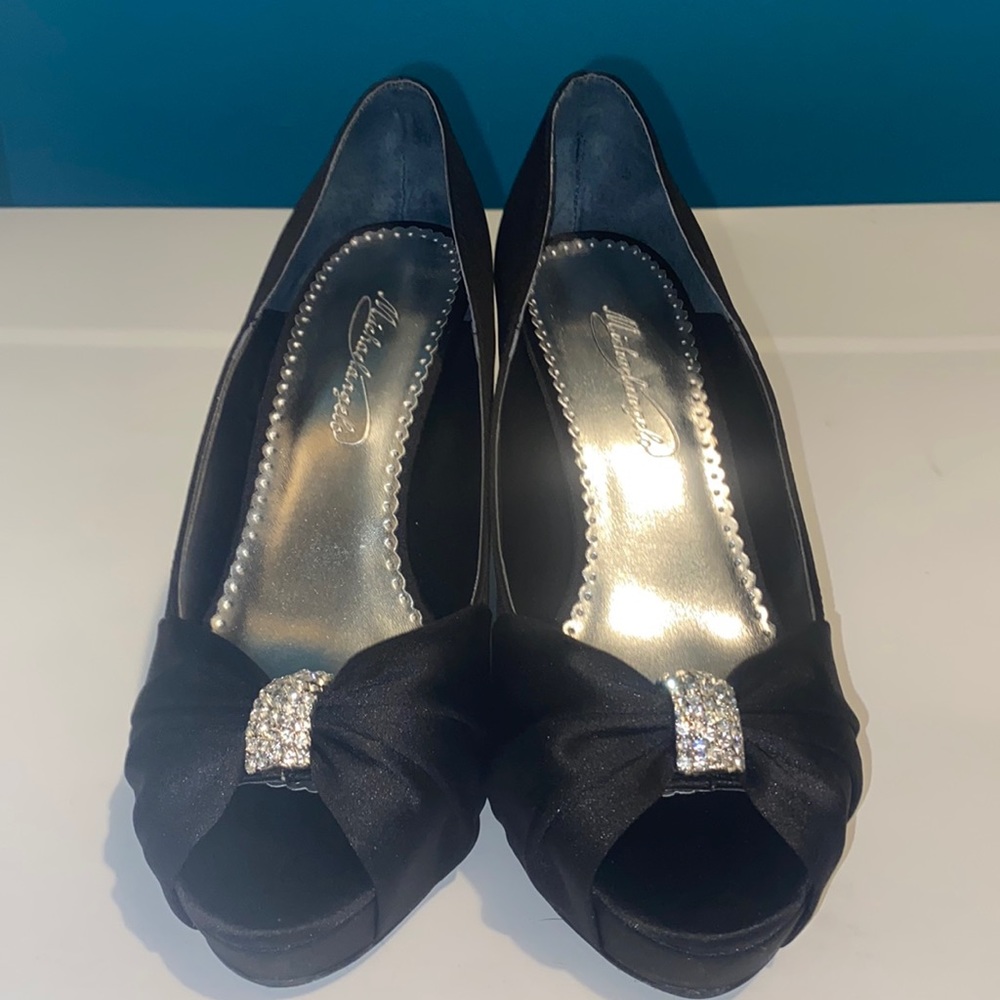Like new Michaelangelo heels with bling